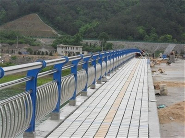 忠县不锈钢桥梁护栏的特性及其在现代建筑中的应用